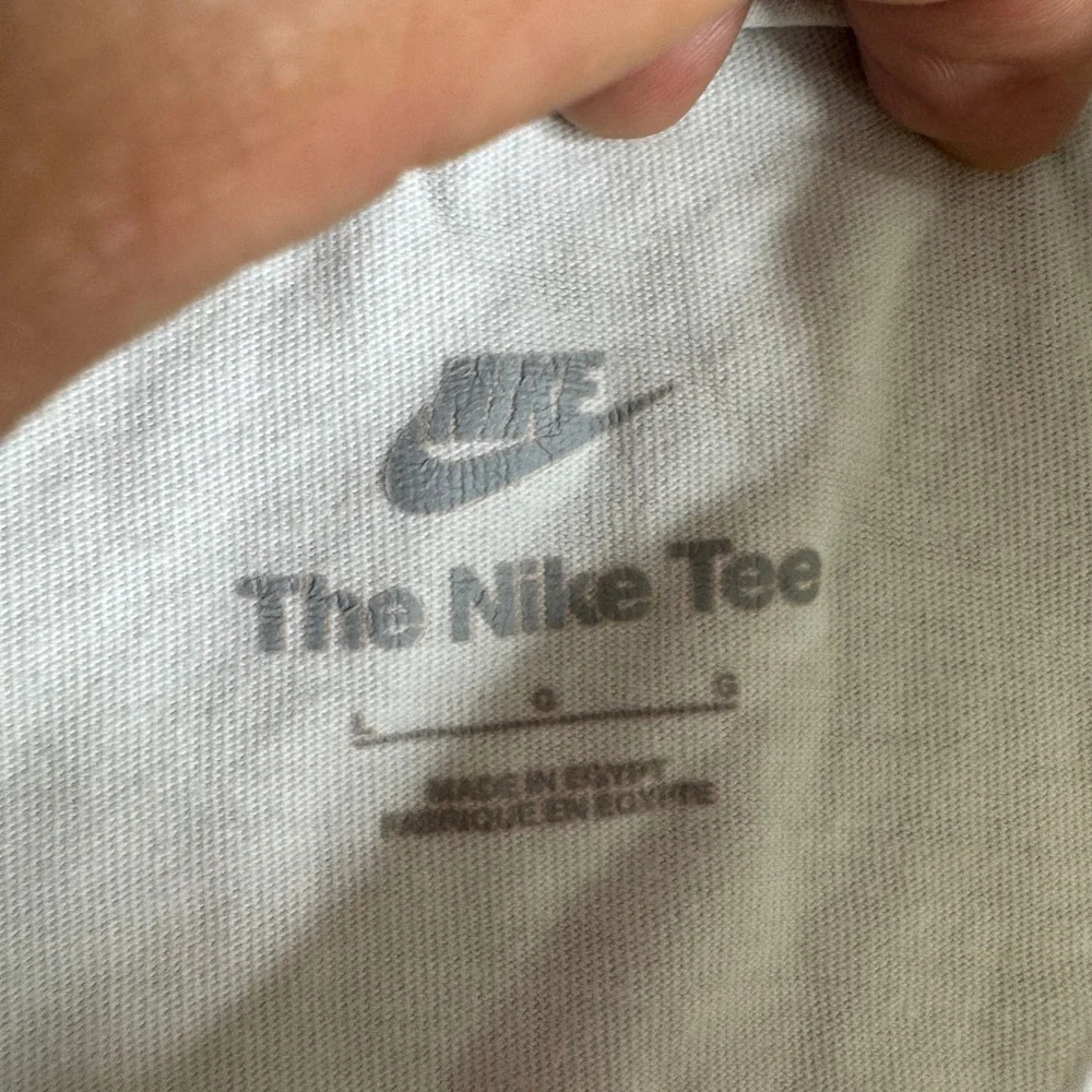 Nike T-Shirt Boys Size L White Graphic Logo Classic Fit Short Sleeve AR5252-107